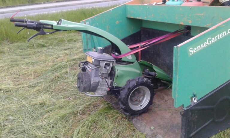 Motormaehe auf Traktor