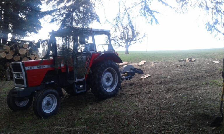 Baumstrunkfräsen Traktor
