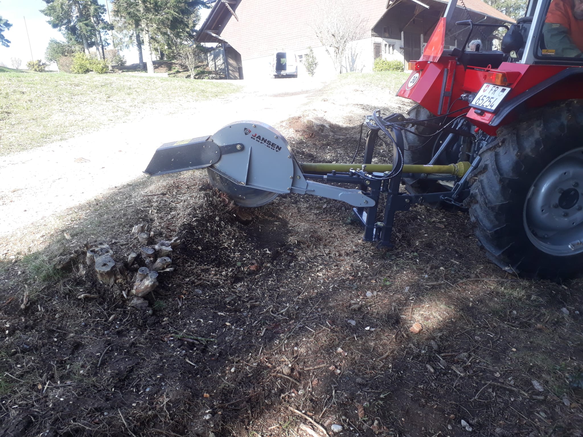 Baumstrunkfräsen Traktor