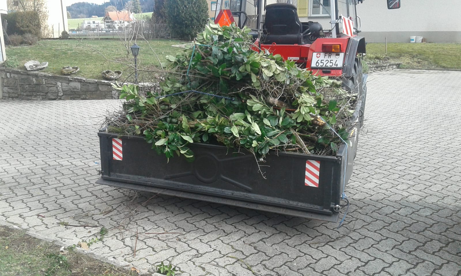 Traktor mit Heckschaufel Traktor mit Heckschaufel